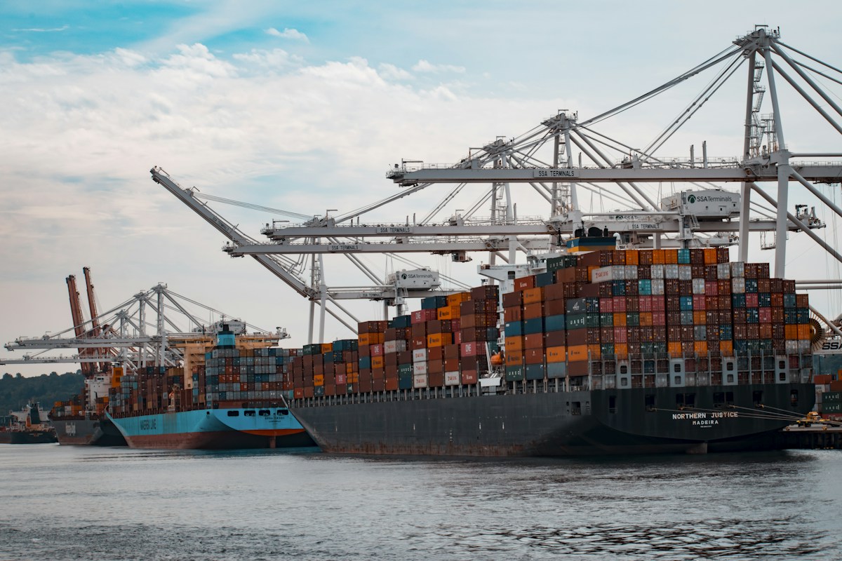 Container vessel and port infrastructure